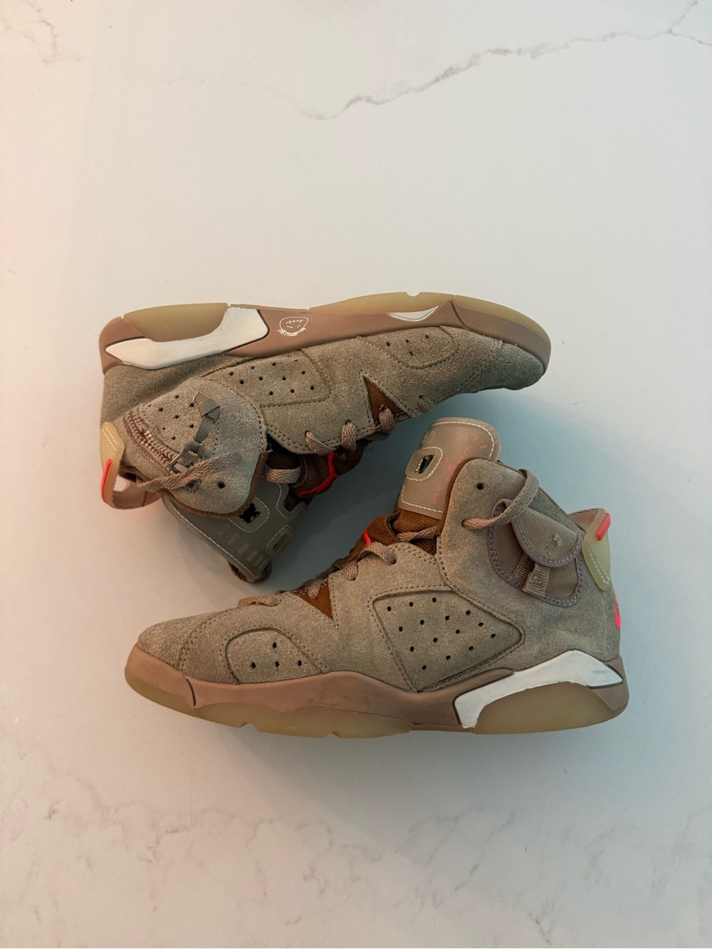 Jordan Kids' Retro 6 Sneakers in Brown with Red Accents Size 3Y